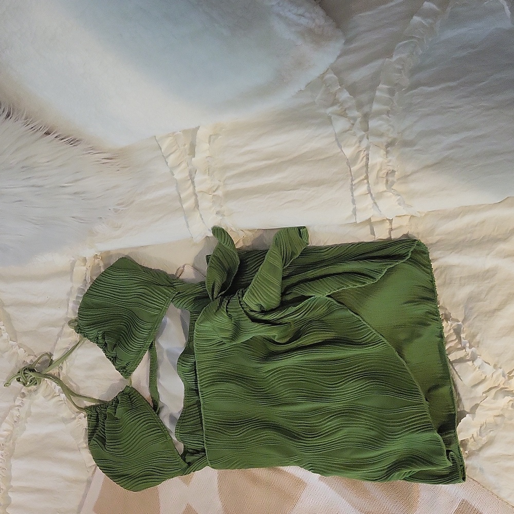 💚 Trendy Green Textured Cut Out One-Piece Bathing Suit With Sarong / Wrap - Picture 3 of 3